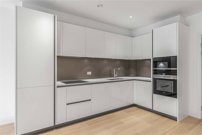 Flat 32, Camera House, 5, Pinewood Gardens, Teddington photo 2