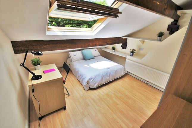 Bright And Spacious Double Bedroom Featuring A Coz...