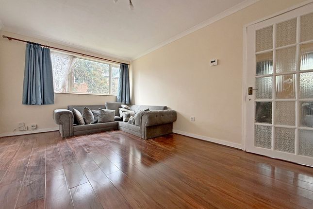 21, Aldergrove Gardens, Hounslow West photo 2