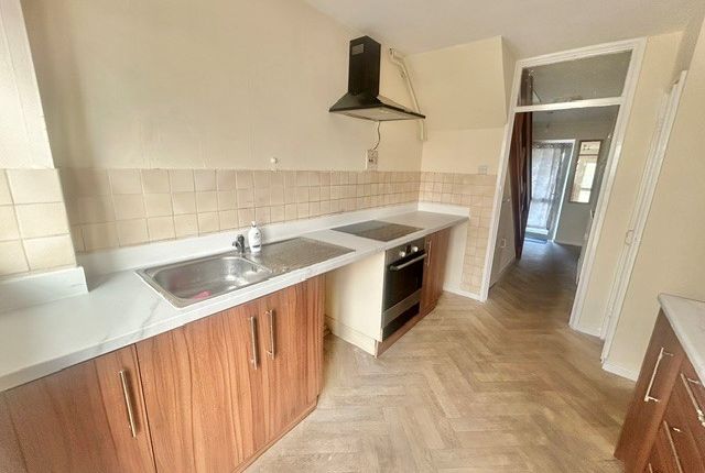 438, Basildon photo 5