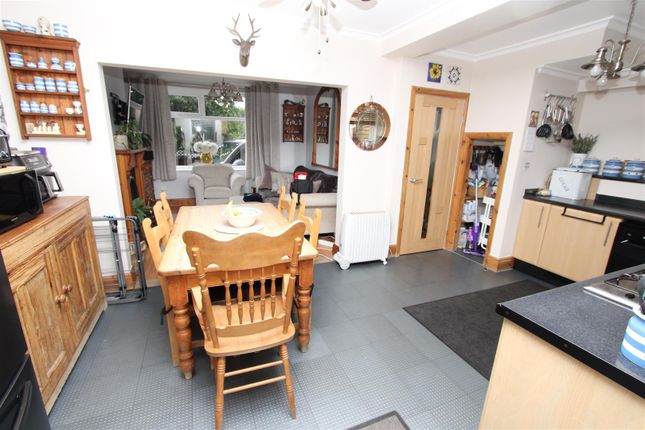 1, Leafield Avenue, Bradford photo 4