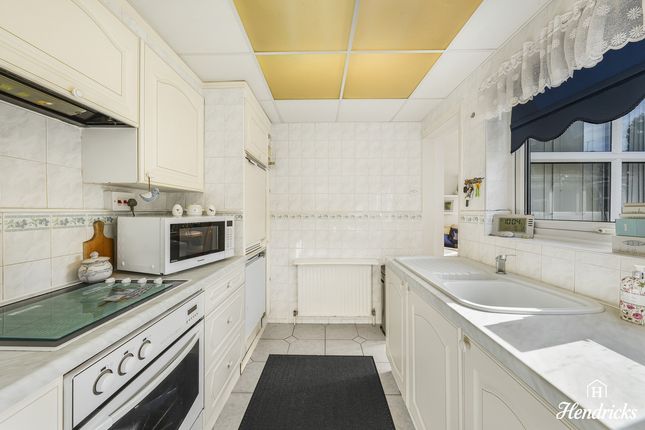 19, Blenheim Park Close, Leigh-on-sea photo 4