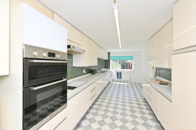 50, Riversmead, Hoddesdon photo 3