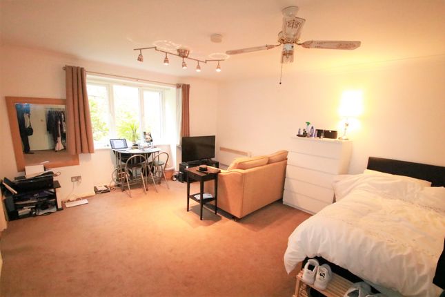 28, Fairbairn Close, Purley photo 4