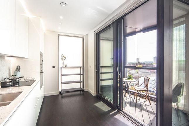 Flat to rent in Charles Clowes Walk, Nine Elms, London