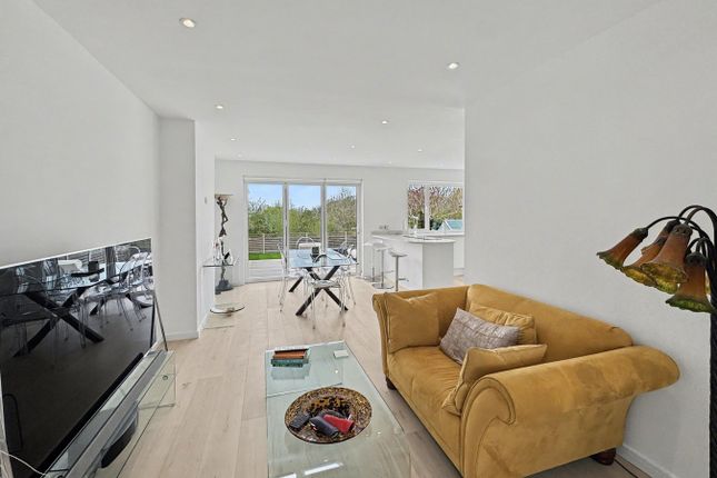 6, Merton Gardens, Orpington photo 3