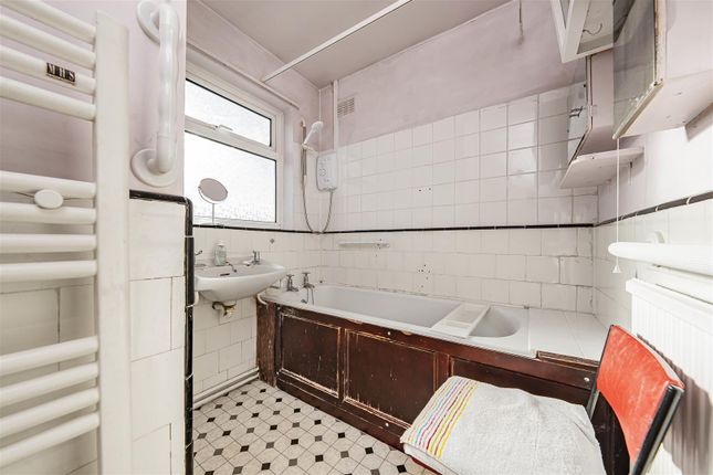 54, Lawn Close, Slough photo 4
