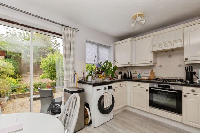14, Shepherd Close, Aylesbury photo 4