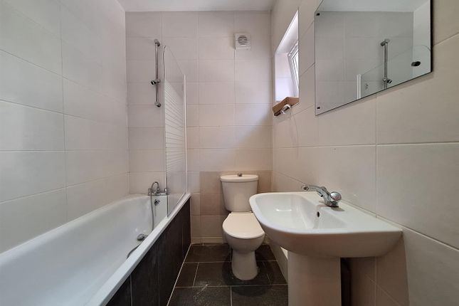 Flat 8, Red Lion Square, Wandsworth High Street, London photo 5
