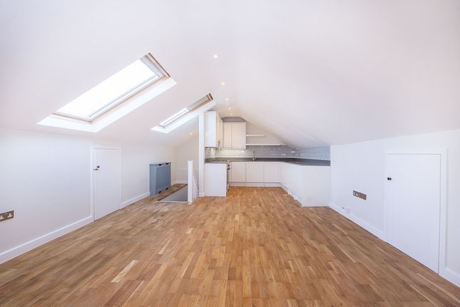 Flat 23, Courtyard Apartments 70B, Hampton Road, Teddington photo 2