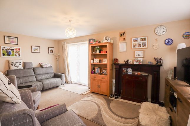 Cavendish Close, Calne photo 3