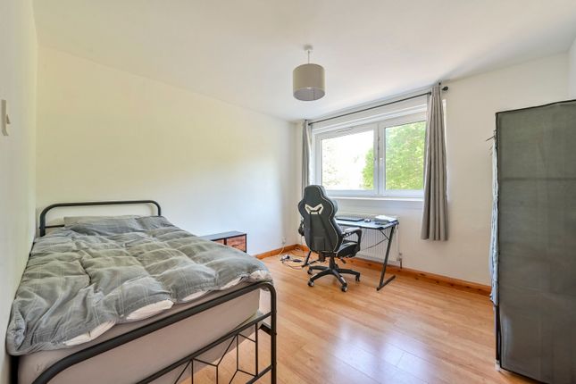 Ellisfield Drive, Roehampton photo 3