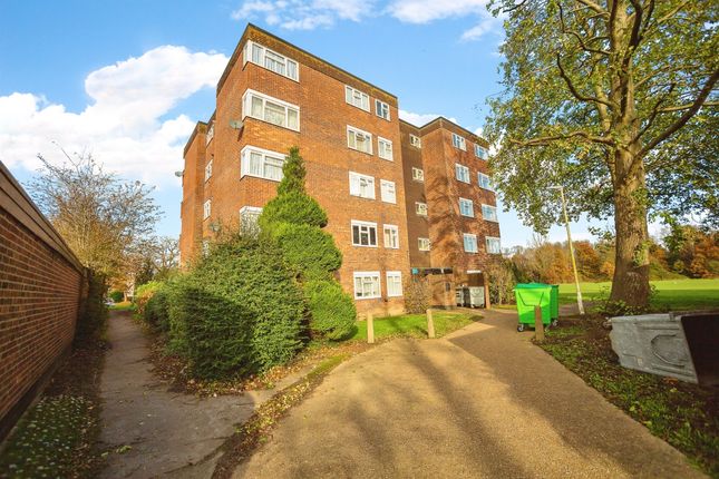 Thumbnail Flat for sale in Cressfield, Ashford