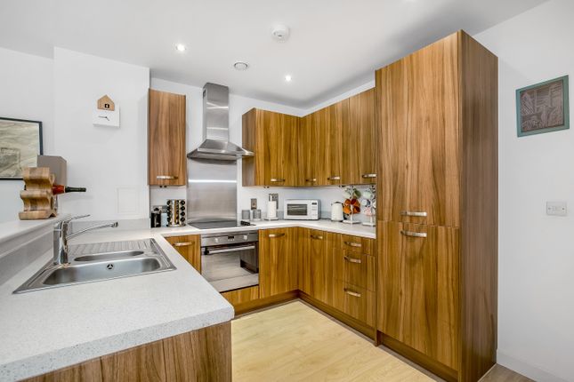 15 Leigh Court*, Sam King Walk, London photo 3