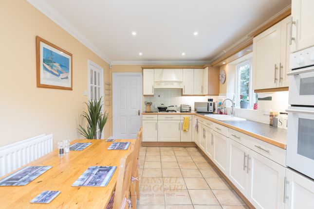 2 Maynard Close, Crawley photo 4