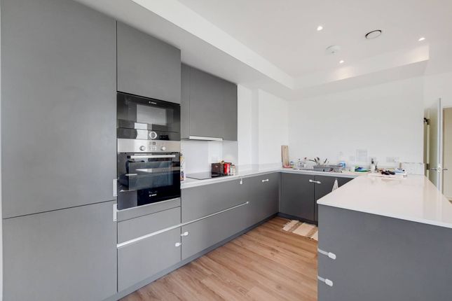 Thumbnail Flat for sale in Pinnacle Apartments, Central Croydon, Croydon