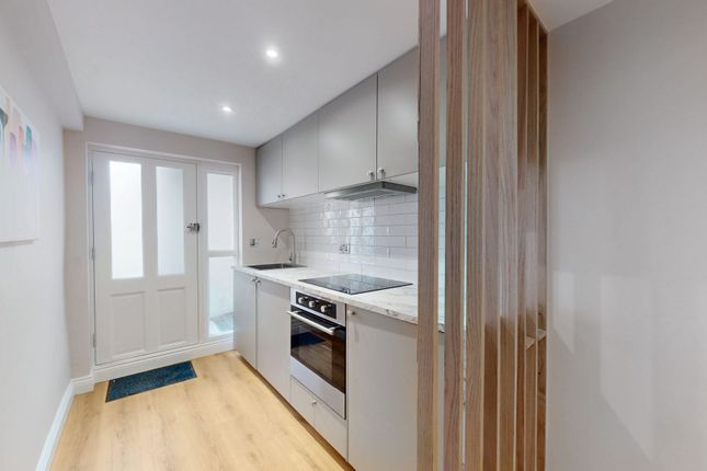 10 Sandwell Crescent, London photo 2