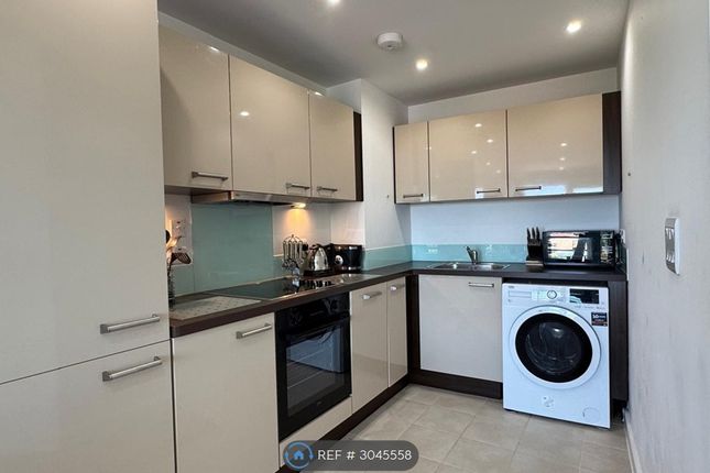 Flat, The Crescent Gunwharf Quays, Portsmouth photo 5