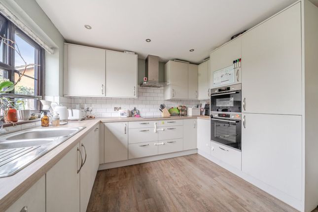 3 Thurne Way, Bedford photo 2