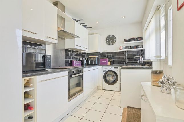15, Meadow Park Drive, Pudsey photo 3