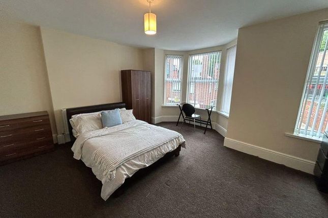 Spacious And Well-Maintained Master Bedroom Featur...