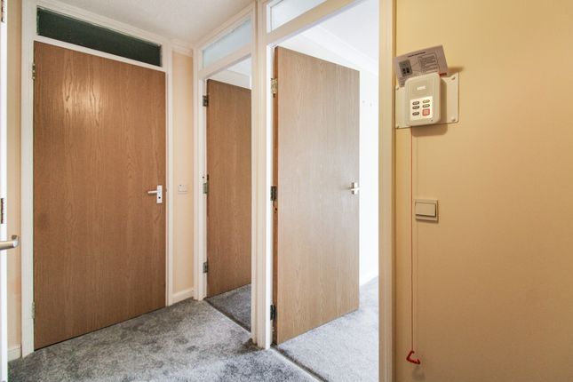 9, Farley Court, Farnborough photo 4