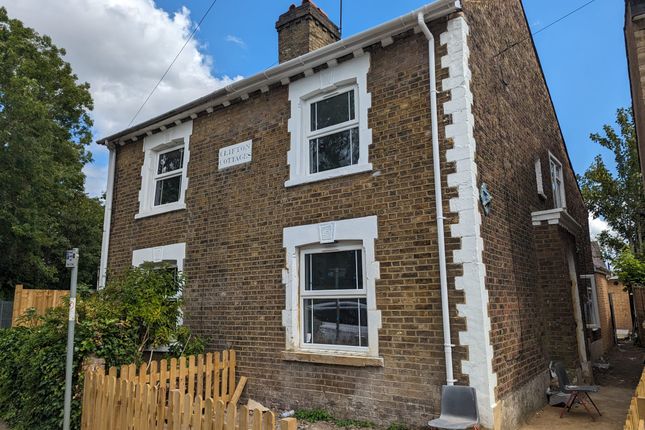 Detached house to rent in Montague Road, Uxbridge