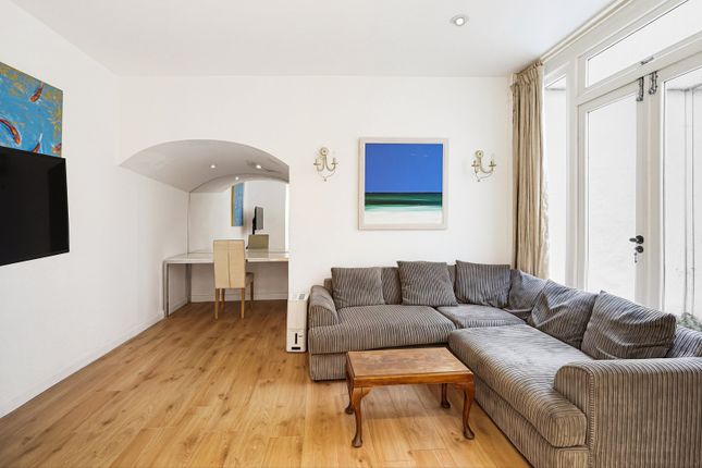 70, Queen's Gate Mews, London photo 4