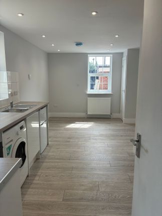Flat 2, 7, Clifton Road, Slough photo 5