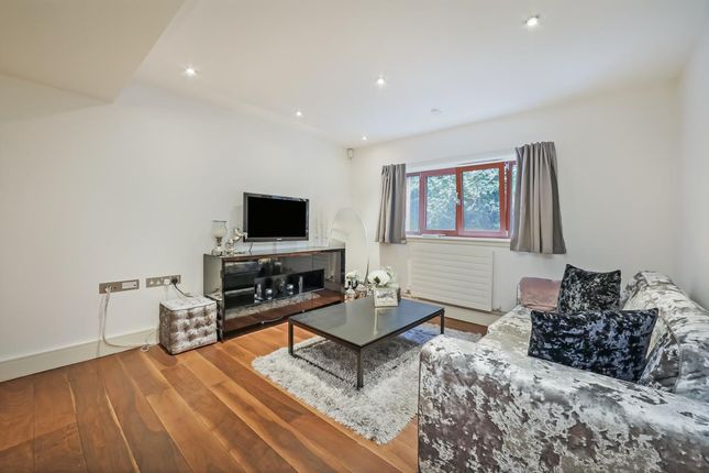 Flat for sale in Lancelot Place, Knightsbridge, London