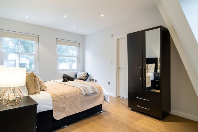 Town house to rent in Agar Grove, London