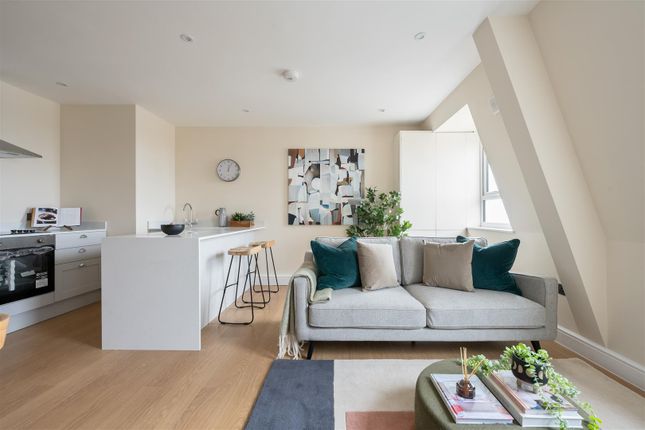 Flat for sale in Eastwood Close, London