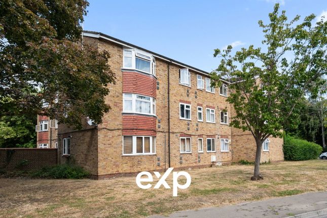 9, Cowper Close, Chertsey photo 2