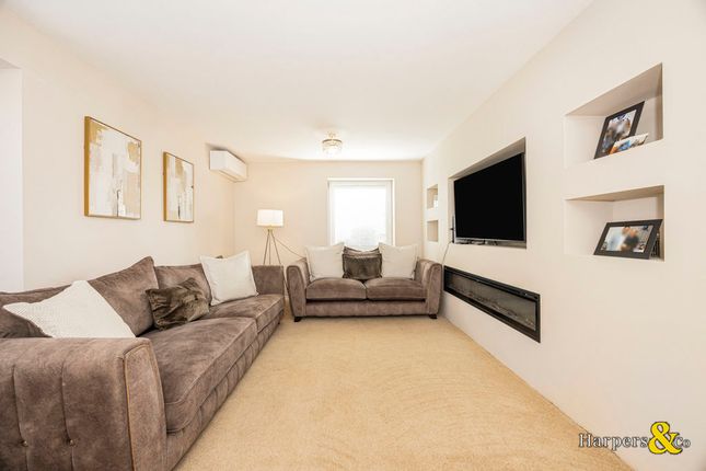 21, Maplehurst Close, Dartford photo 4