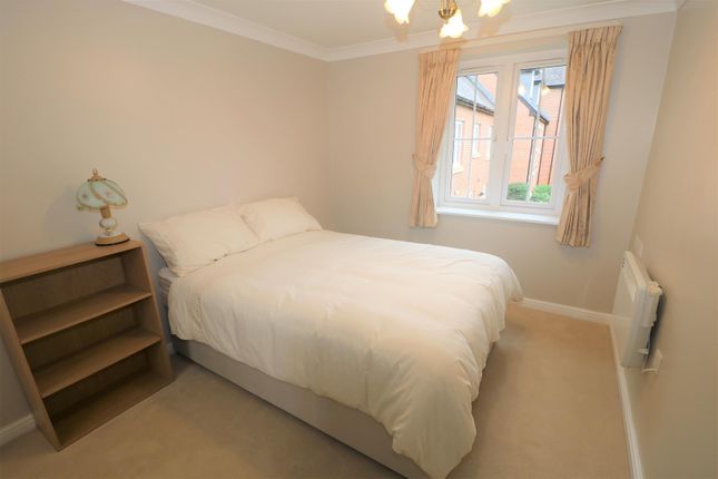 Flat for sale in Daffodil Court, Newent