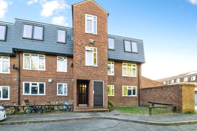 2-bed flat on 20 Cobdens,, Limes Avenue, Essex, £200,000
