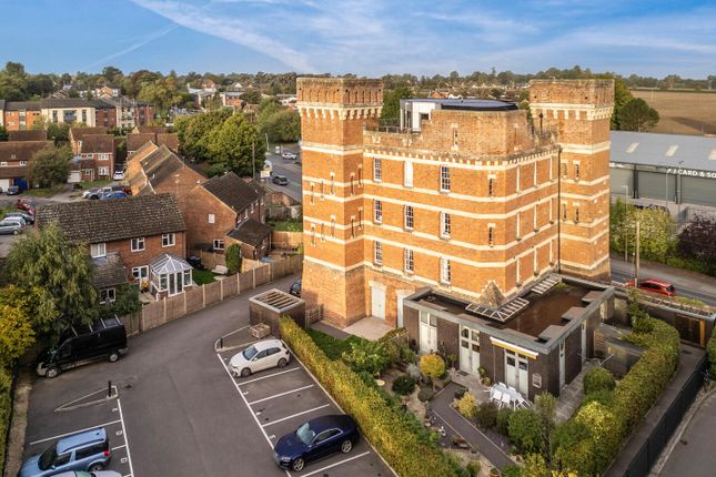 1-bed flat on 10 The Keep, London Road, Devizes, £150,000