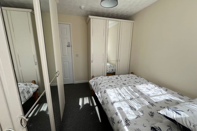 Room 4 218 Downs Barn Boulevard, Buckinghamshire photo 2