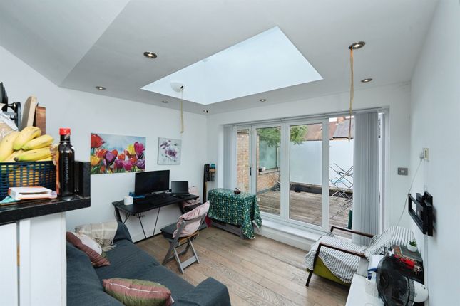 4b, Smith Street, Watford photo 2