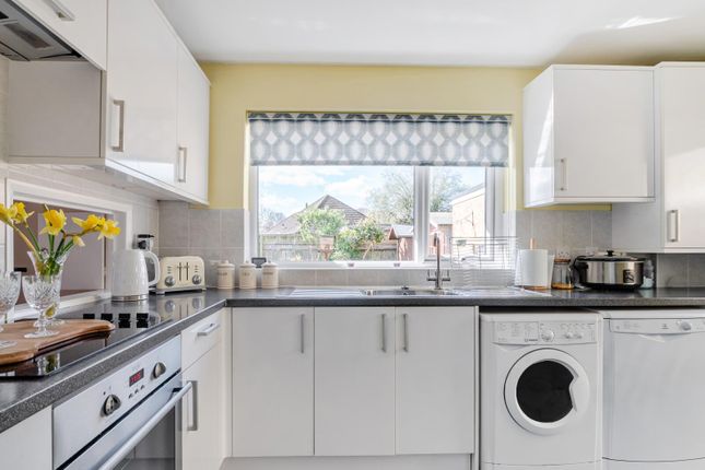 13, Lyndhurst Way, Chertsey photo 4