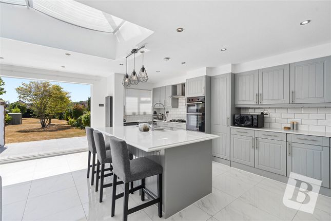 8, Cranston Park Avenue, Upminster photo 4