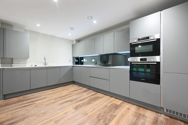 Apartment 18, Meadow Court, Evreham Road, Iver photo 3