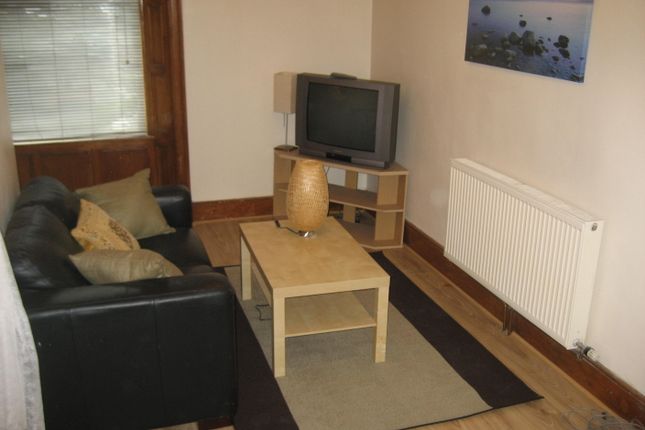 Flat 4, 5 Savile Terrace, Savile Park Road, Halifax photo 2