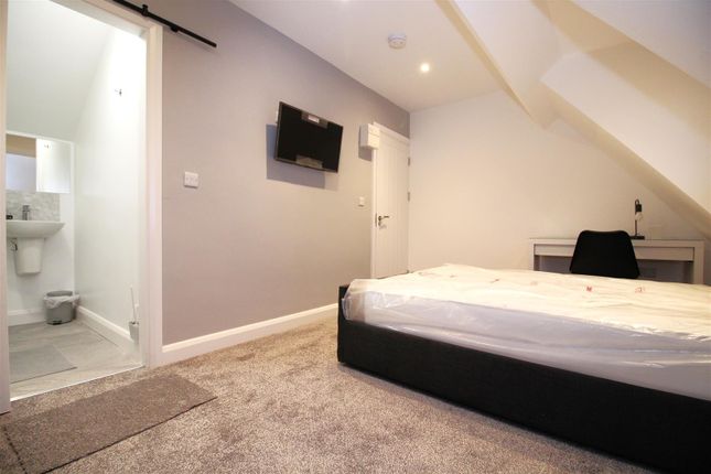 Room to rent in Evington Road, Near Victoria Park, Leicester