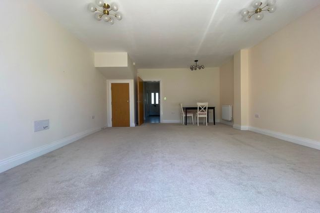 22 Kings Close, West End, Woking photo 5