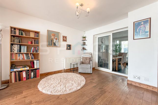 53, Riverdene, Edgware photo 4