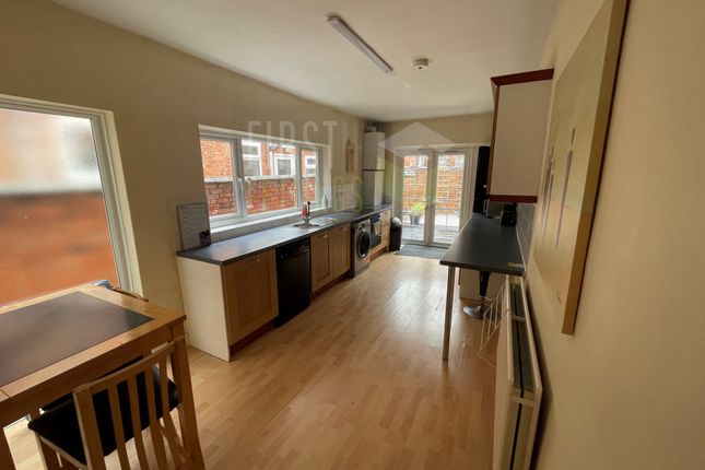 Terraced house to rent in Barclay Street, West End