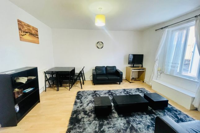 Duplex to rent in Essex Road, London