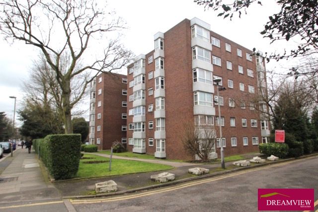 Flat to rent in Brampton Grove, Hendon