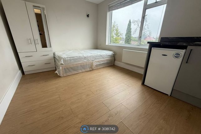 Studio flat on Uxbridge, £1,000/mo